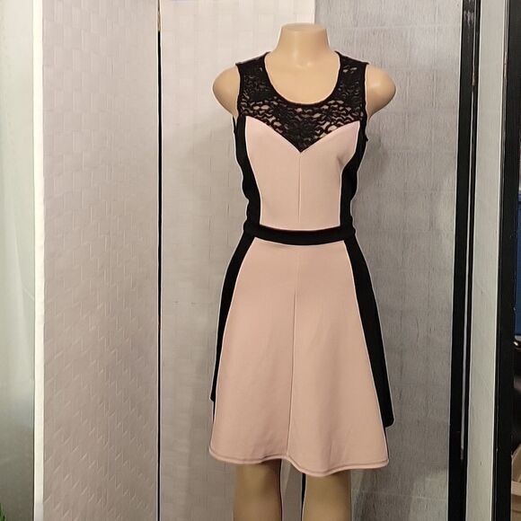 ENFOCUS STUDIO SLEEVELESS COLORBLOCK ROUND NECK LACE DESIGN DRESS - Picture 2 of 13